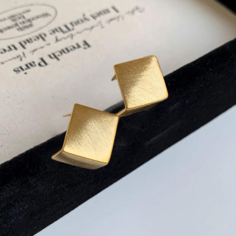 Маленькие квадратные серьги из матового металла, новинка 2024, индивидуальный дизайн, хипстерские нишевые серьги с холодным ветром, женские серьги