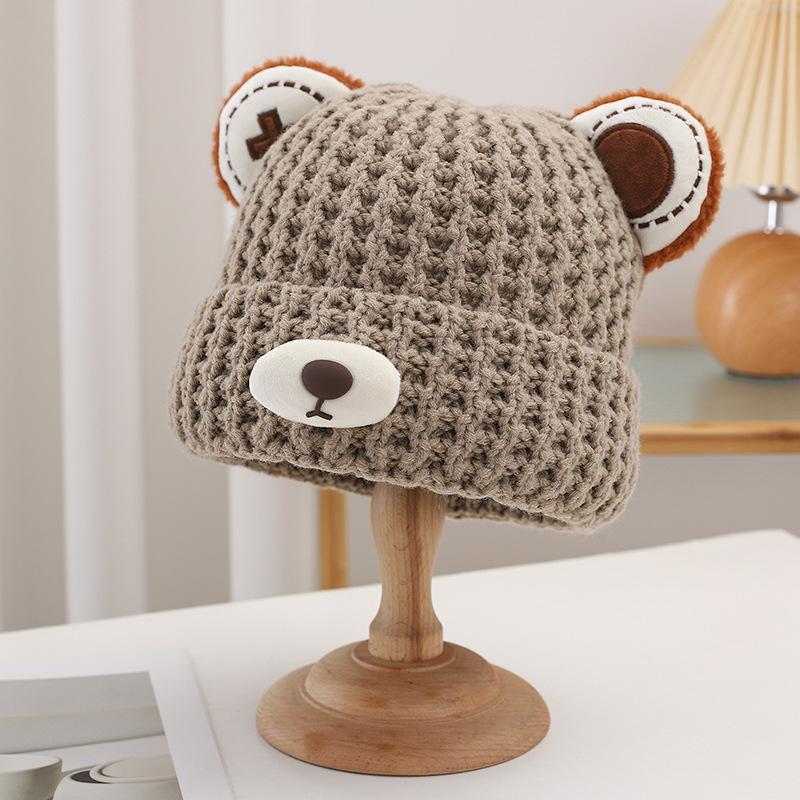 Милая шапка с маленьким медвежонком для женщин на осень и зиму, плюшевая новая корейская вязаная шапка, универсальная теплая защита ушей, утолщенная бархатная шапка от холода