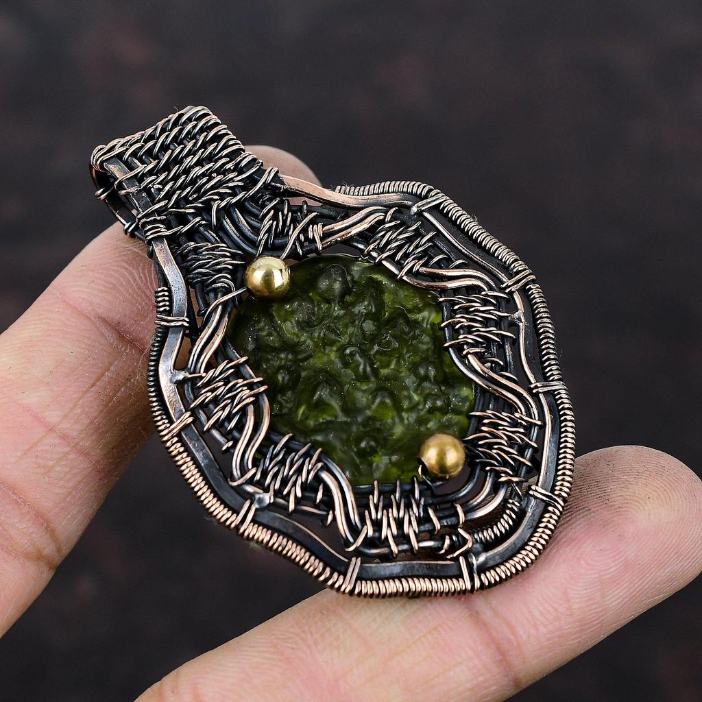 Подвеска с молдавитом, обернутая медной проволокой, подвеска ручной работы, украшение из натурального драгоценного камня, подарок для мамы, украшение из медной проволоки, дизайнерская подвеска