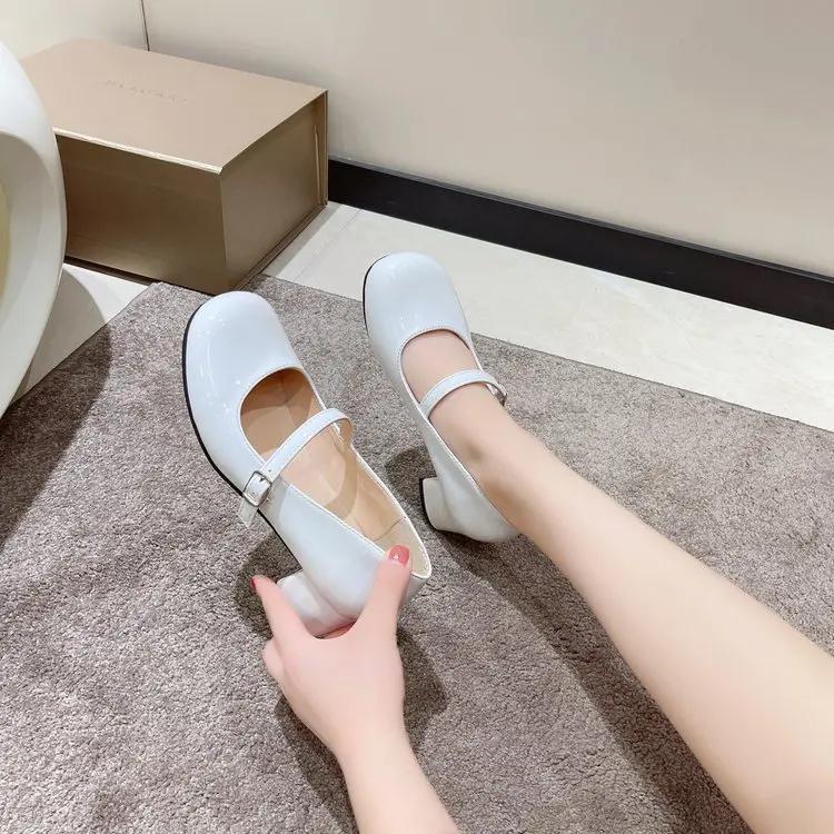 Туфли из лакированной кожи с квадратным носком для женщин в осенние новые толстые каблуки с французскими маленькими кожаными туфлями в стиле Мэри Джейн