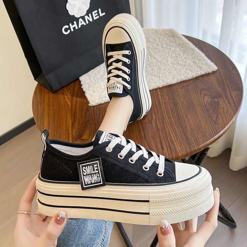 Женские парусиновые туфли на платформе 2024 года, весна-лето, новая корейская версия, туфли для мужчин с ремешком для увеличения роста, низкие, популярные белые туфли