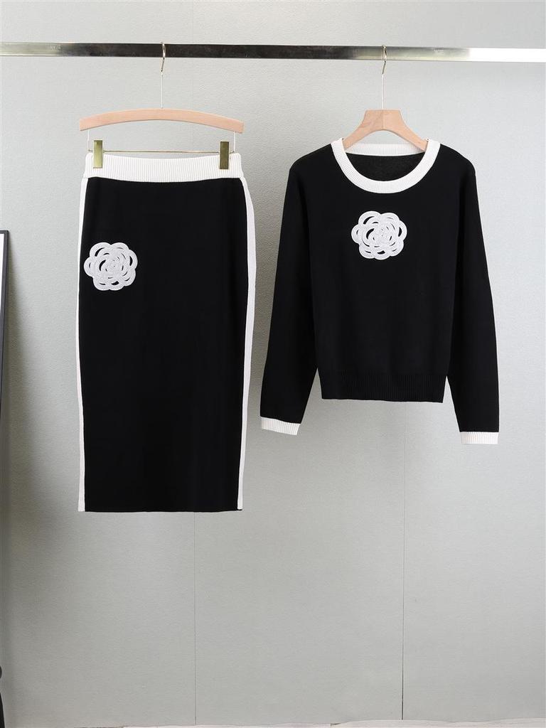 Женский корейский вязаный комплект с камелиями: Элегантный топ с круглым вырезом и облегающая юбка - комплект из двух предметов