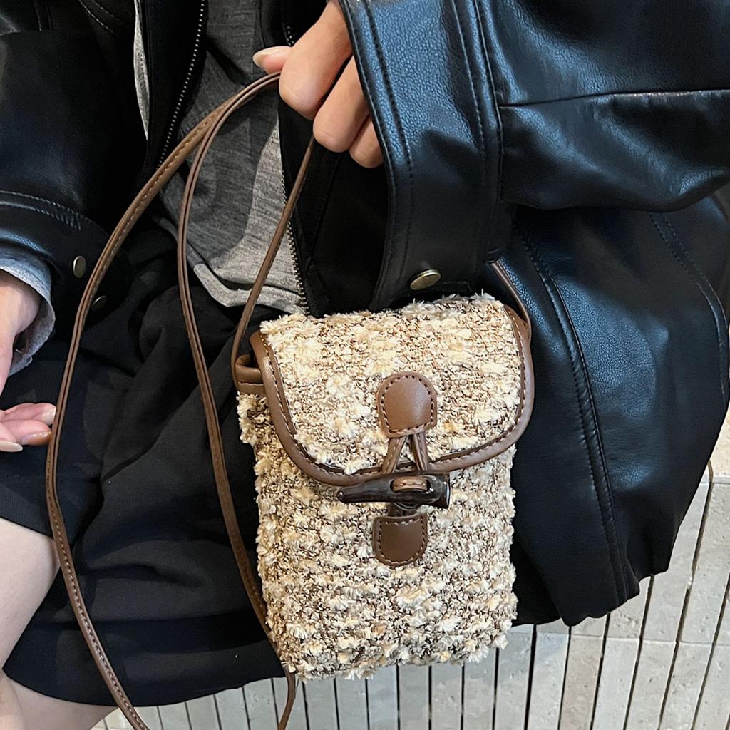 Сумка для мобильного телефона с угловой пряжкой 2025 новая модная популярная маленькая квадратная сумка мини ретро плюшевая контрастного цвета на плечо/кроссбоди