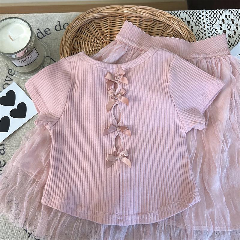 Летний комплект для корейских девочек 2024 года: футболка с бантом и юбка с мятым эффектом