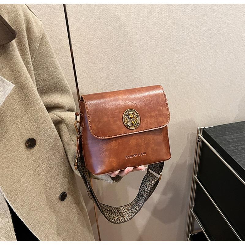 Женская сумка подмышки высокого качества в стиле ретро, ​​новинка 2023 года, зимняя новая маленькая квадратная сумка, простая и универсальная сумка через плечо на одно плечо