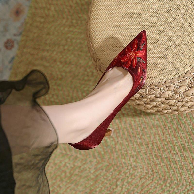 Модные осенние новые туфли на тонком каблуке, женские модные туфли с заостренным носком, с вышитой поверхностью, на высоком каблуке