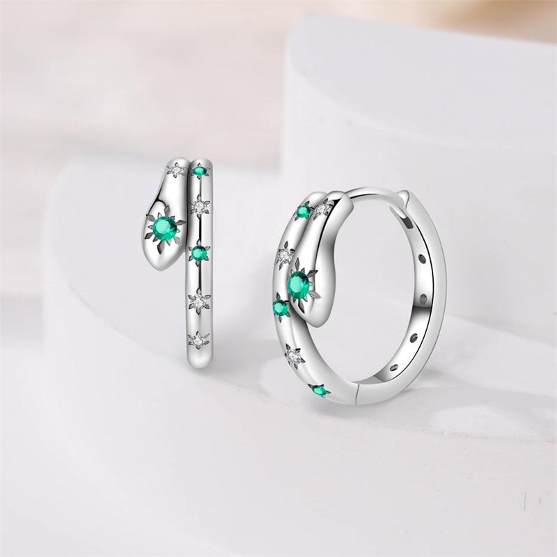 Серьги-змеи из серебра 925 пробы с зелеными цирконами. Мистические серьги-гвоздики в виде змеи для женщин. Ювелирные изделия для официальных мероприятий, юбилеев, дней рождений.