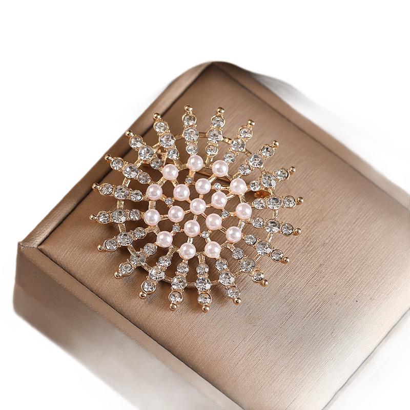 Sunflower Brooch for Women, A Light Luxury and High-end Look. Pearl and Diamond Brooch for Autumn and Winter Coat