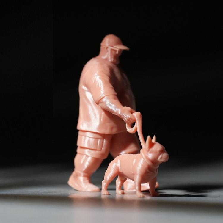 Смоляная модель в масштабе 1:64, изображающая мужчину, гуляющего со своей собакой. Миниатюрная фигурка для поделок и коллекционных витрин.