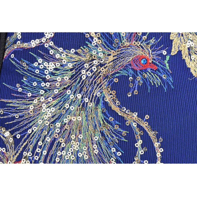 Стильная не большая женская сумочка Украшена вышивкой и пайетками Размер 20* 19 *11см