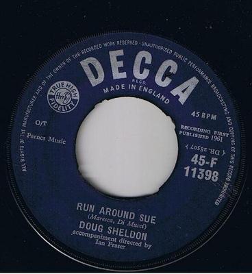 7-дюймовая пластинка ДАГ ШЕЛДОН - Беги вокруг Сью 45F11398 Decca 1961 Великобритания Рок Б/У