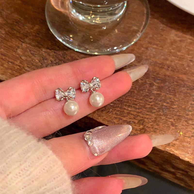 Серьги-бантики из серебра 925 пробы с цирконием и жемчугом: Модная, легкая роскошь для женщин