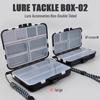 **Компактная двухслойная коробка для приманок и крючков**: Портативное хранилище для мелких рыболовных аксессуаров, с отделением для микропредметов и шпилькой для рыболовных крючков.