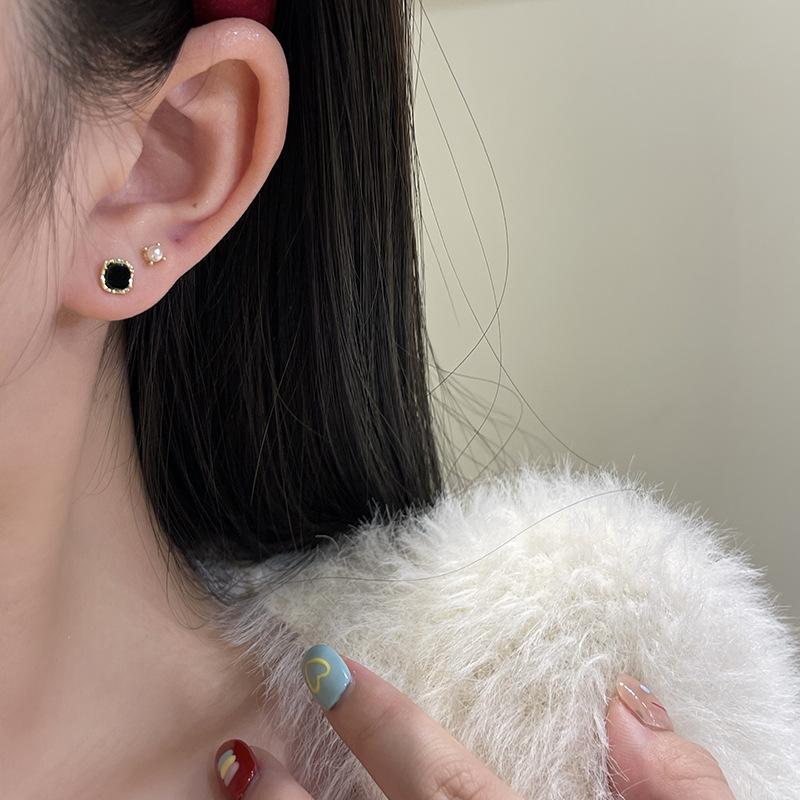 Черные квадратные серьги-гвоздики, женские изысканные и маленькие серьги с четырьмя жемчугом, простые легкие роскошные серьги