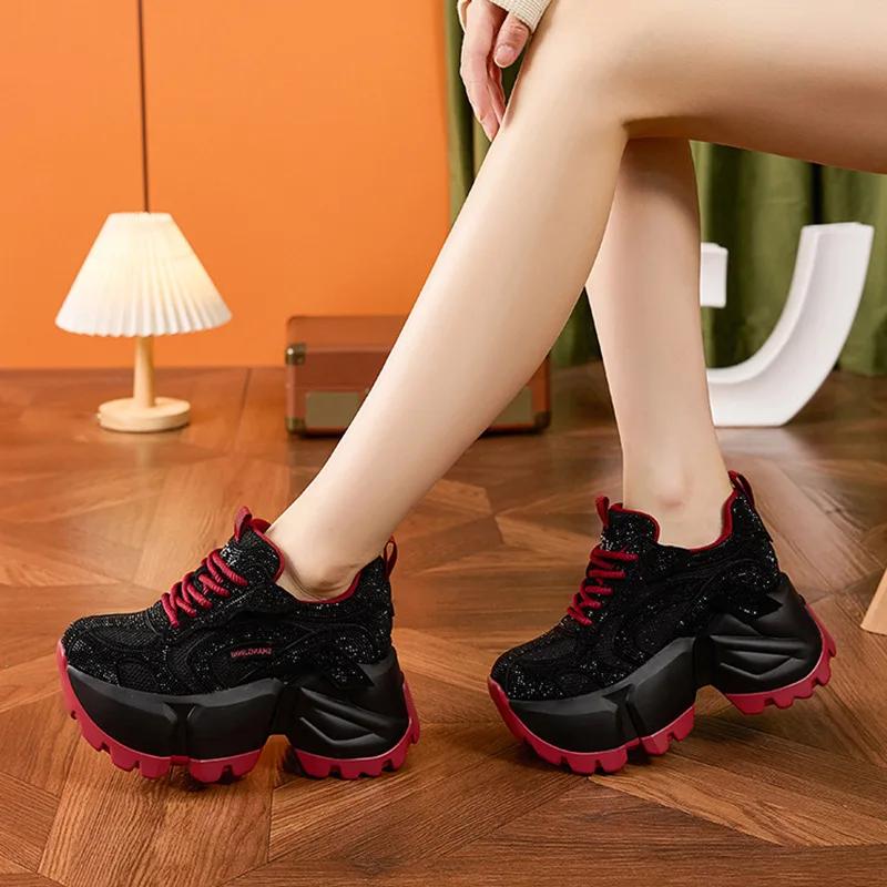 Мода Высокое качество 11СМ Микрофибра Кожа 2025 Весенняя обувь Ботильоны Женщины Вулканизированные Массивные Кроссовки Платформа Клин Блеск Осень