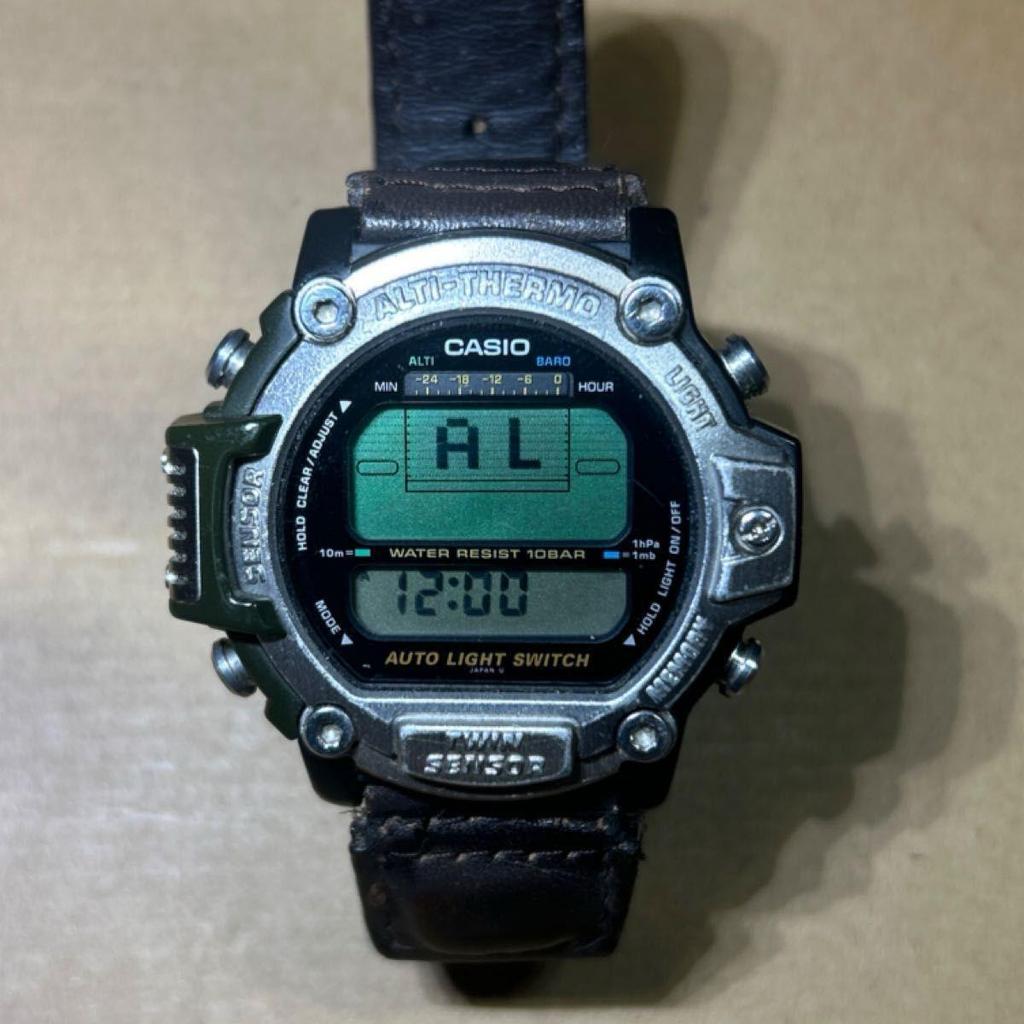 Used CASIO PRO TREK ALTI-THERMO TWIN SENSOR Casual Men's Watch New Battery