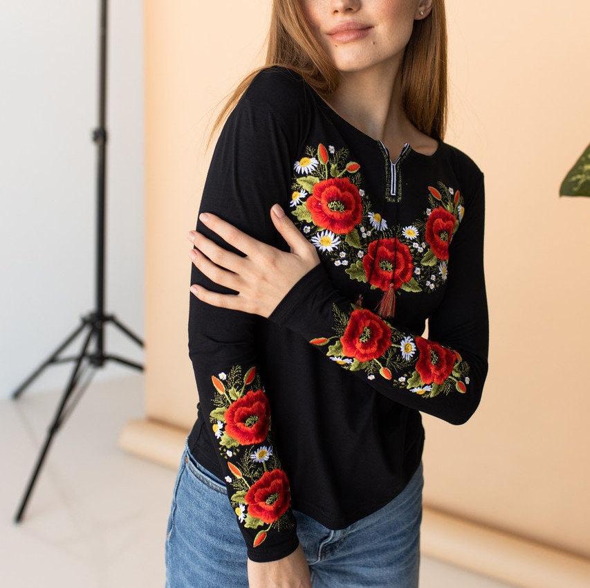 Женская футболка с длинным рукавом вышитый узор на груди