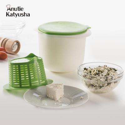 Микроволновая сыроварка содержит рецепты приготовления сыра, десерта, кондитерского пирога, домашней кухни, кухонный инструмент