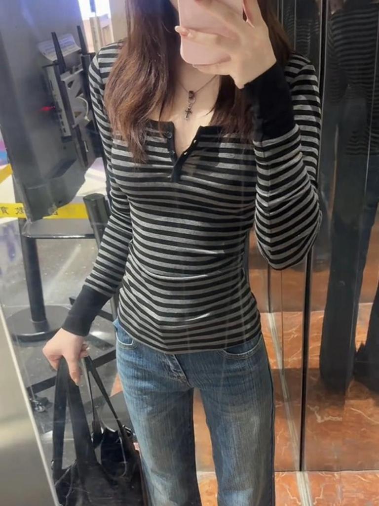Полосатая футболка с длинным рукавом и U-образным вырезом из тканого плюша, стройнящая и сексуальная, мода Осени 2025.
