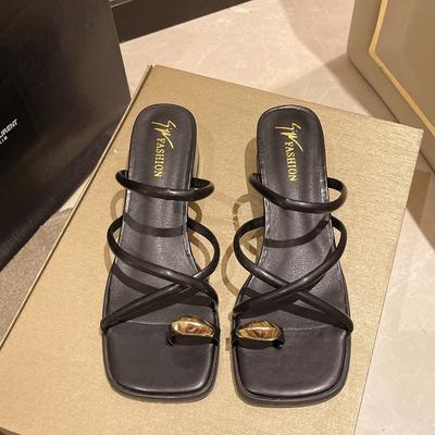 2025 новые шлепанцы с перемычкой для пальца женские летние для носки высококлассные модные универсальные на толстом каблуке нескользящие ретро крутые шлепанцы женские