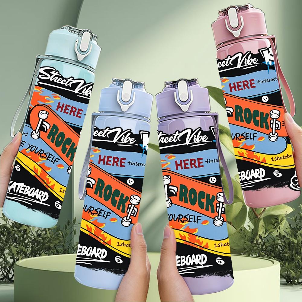 1PC Skateboard Retro Slogan Art Print 750ml Color Plastic Sports Water Bottle Leakproof Flip Straw Lid Suitable for Sports Office Home Use