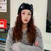 Женская зимняя вязаная шапка-бини с кошачьей тематикой и вышитыми глазами