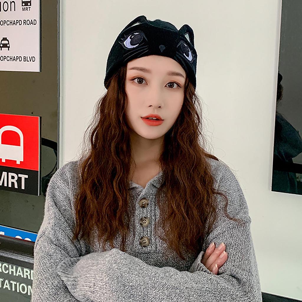 Женская зимняя вязаная шапка-бини с кошачьей тематикой и вышитыми глазами