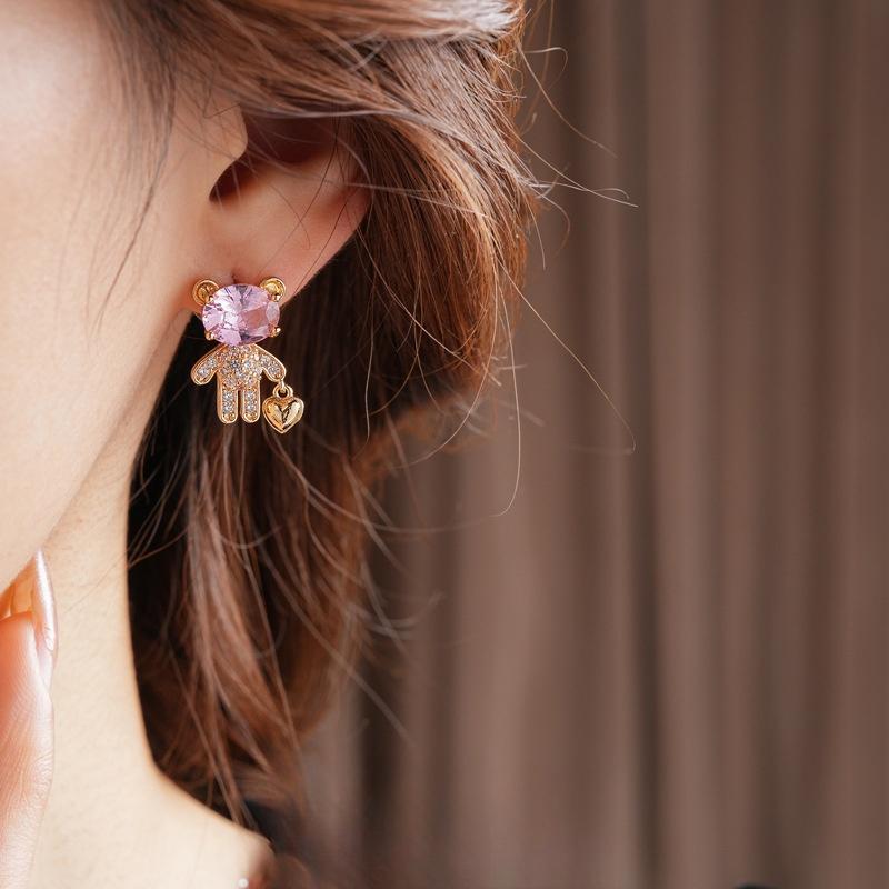 Асимметричные серьги в форме медвежьего сердца