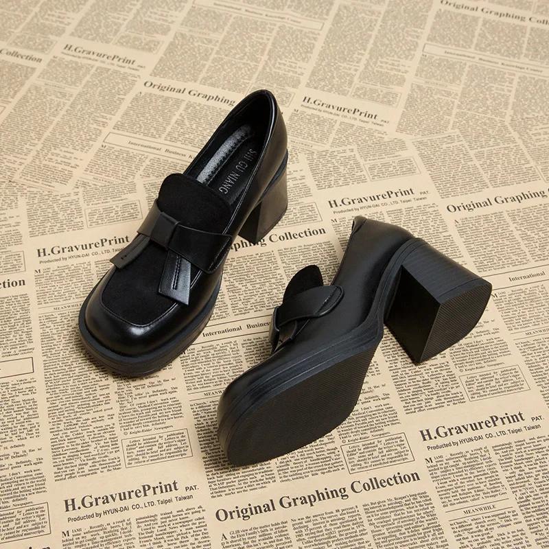 2024 Британский стиль Женская обувь Модные лоферы Весна Осень Бантик Квадратный носок Высокий каблук Коричневые маленькие кожаные туфли