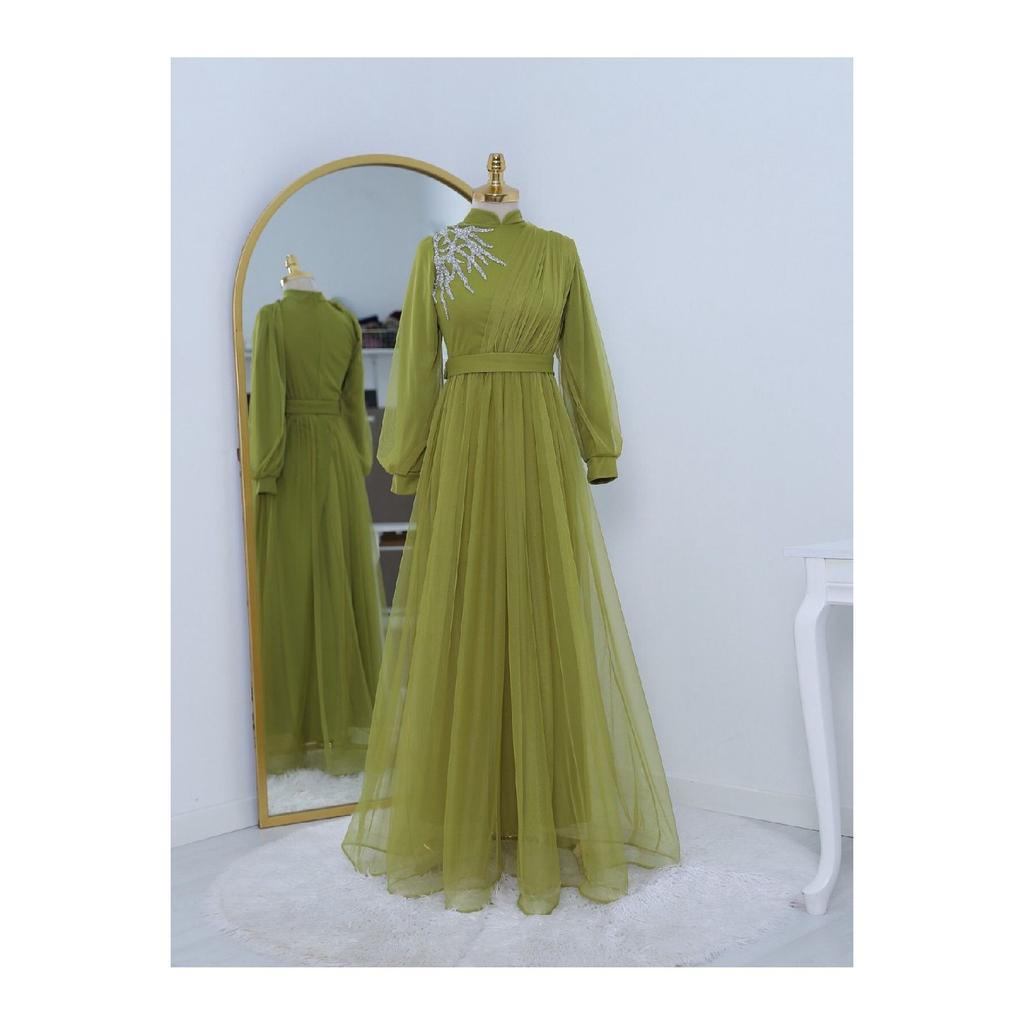 Вечернее платье из тюля с драпировкой и поясом, с каменной отделкой спереди