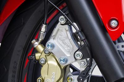 Серебристый кронштейн переднего суппорта Over Racing для Brembo 4P CBR400R (16-18) (19-)