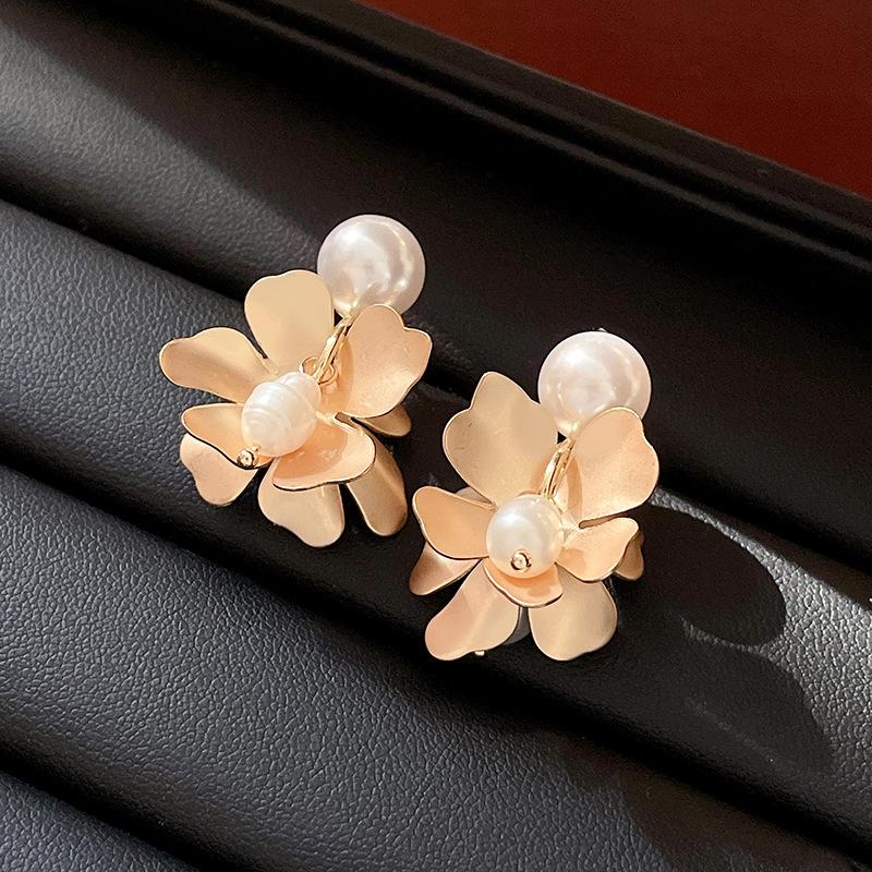 Silver Needle Freshwater Pearl Flower Earrings French Retro Simple Temperament Earrings Premium Versatile New Earrings Women