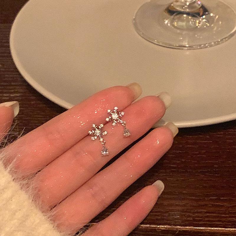 Elegant Zircon Snowflake Stud Earrings: High-End, Versatile, Cold Style Fashion for Women