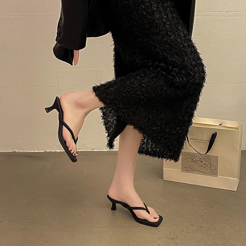 Шлепанцы шлепки женские лето 2025 европейские и американские квадратный носок интернет-знаменитость крутые шлепки тонкий каблук белые высокие каблуки универсальные