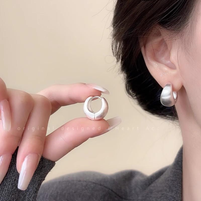 Простые матовые серьги-кольца в корейском стиле для женщин — элегантный и универсальный дизайн