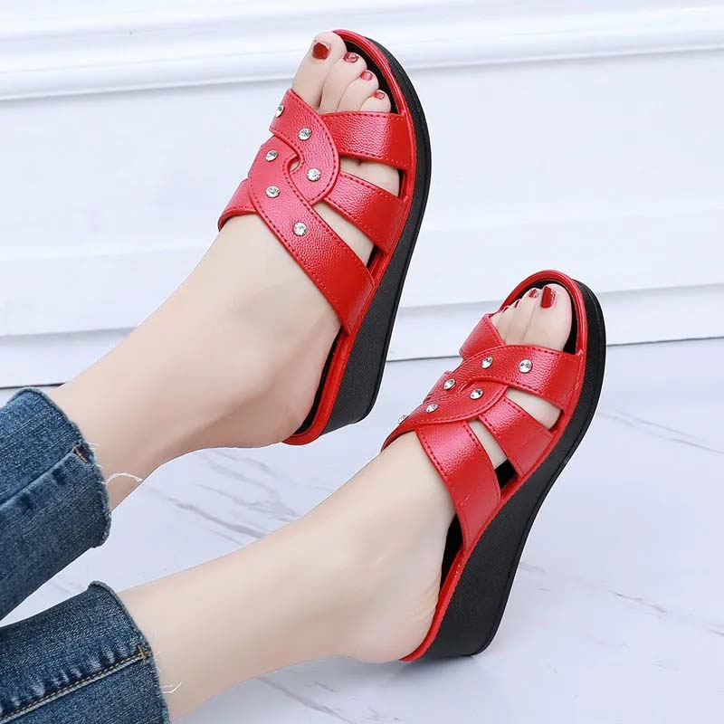 Закажите на размер больше женские тапочки на высоком каблуке летняя верхняя одежда толстая подошва домашние нескользящие тапочки летняя обувь для мам мягкие подошвы классные сандалии со стразами