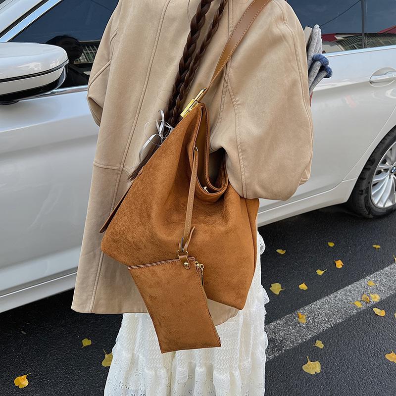 Сумка премиум-класса женская 2025 новая осенне-зимняя для通勤 женская сумка модная повседневная на плечо сумка-тоут большой вместимости