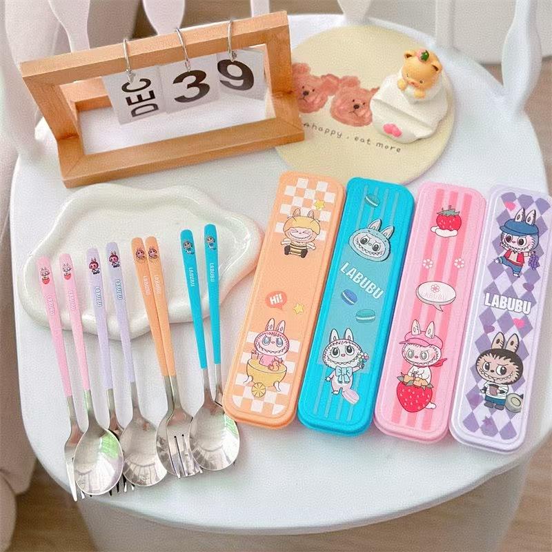 Набор портативной посуды Labubu из двух предметов, мультяшные вилка и ложка из нержавеющей стали, коробка для хранения, студенческий портативный набор столовой посуды
