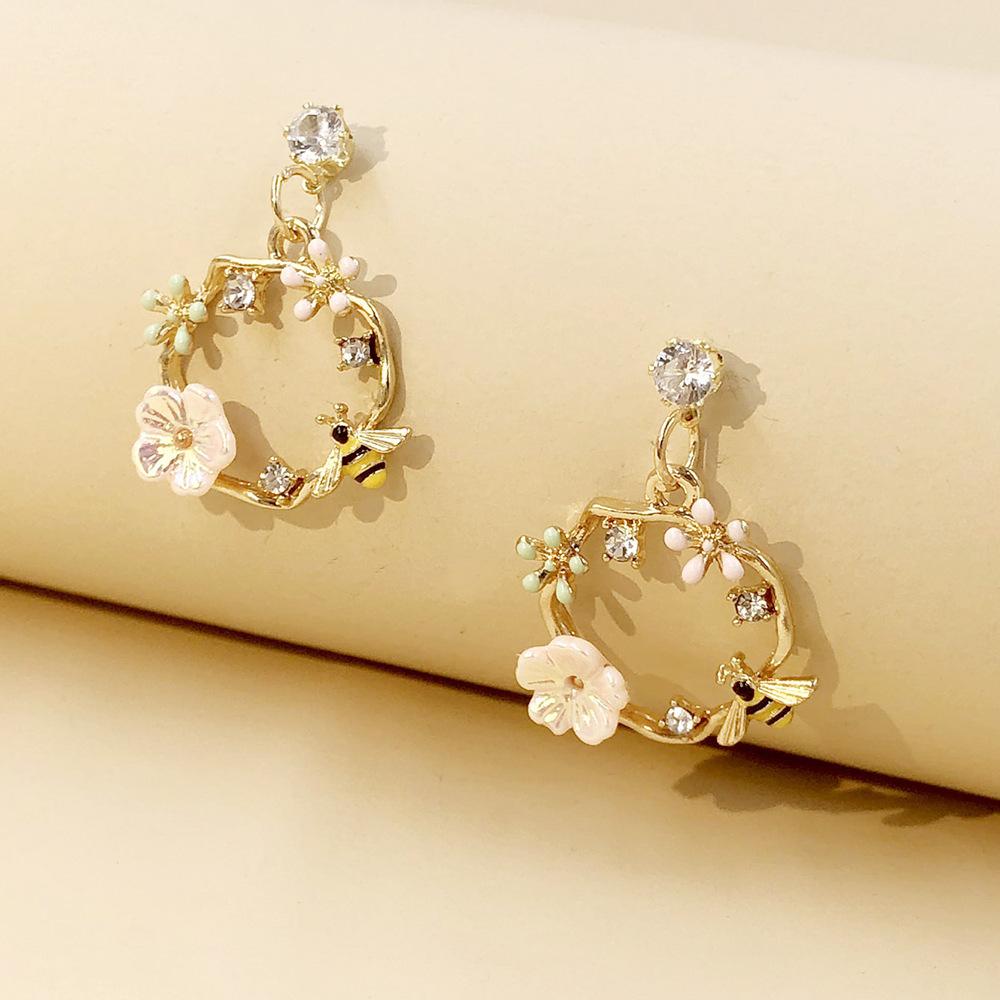 Серебряные игольчатые серьги в форме венка из корейского серебра 925 пробы с бриллиантами и пчелой, супер сказочные серьги-гвоздики в форме цветка-ракушки