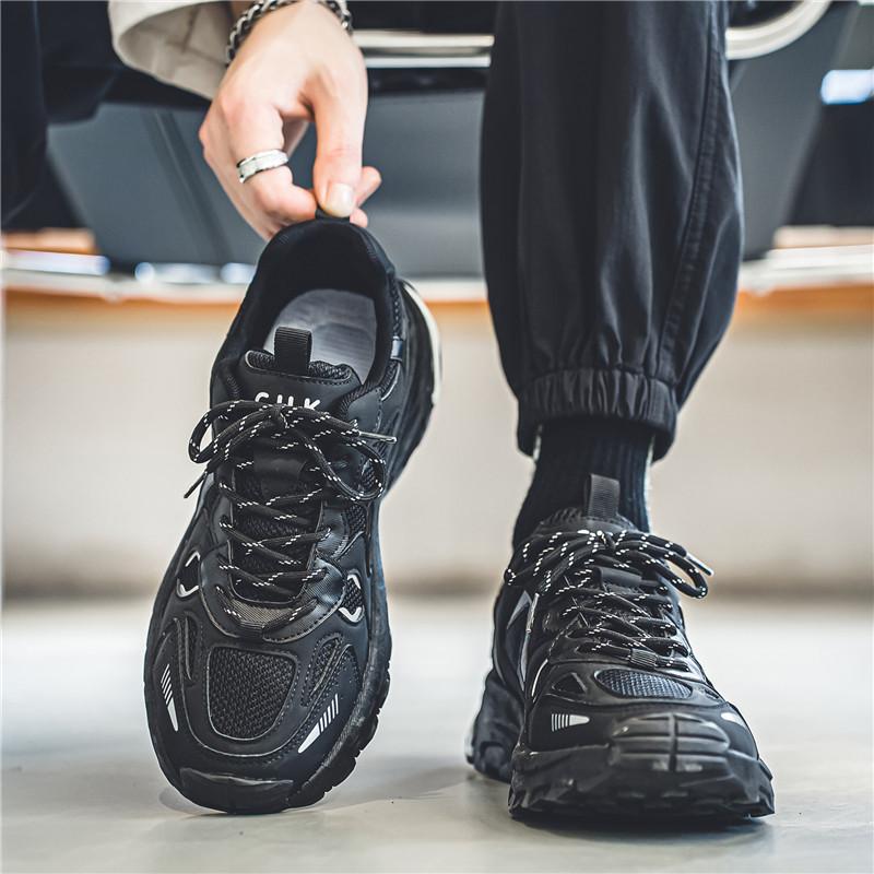 Мужская обувь 2025 года 2025 новая летняя приливная марка нишевая беговая спортивная повседневная сетчатая дышащая на толстой подошве папины приливные туфли