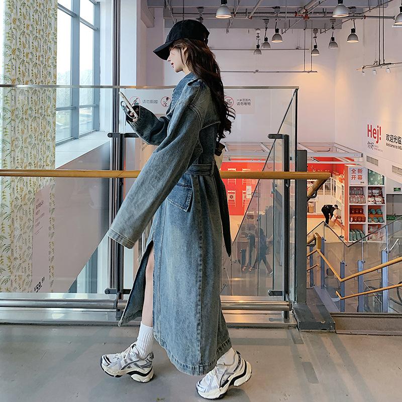 Весенняя новинка, джинсовая ветровка с лацканами и поясом на талии, женская длинная куртка выше колена