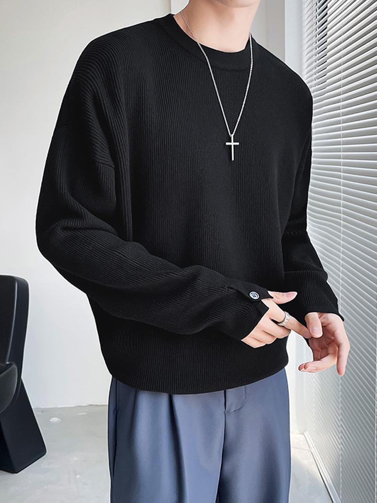 Мужской белый свитер с круглым вырезом и разрезными рукавами