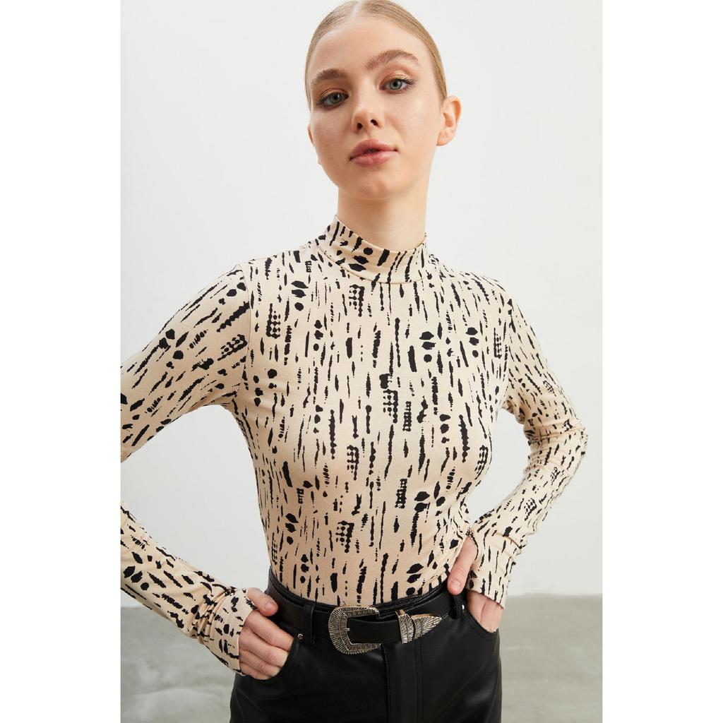 Женское черное боди с деталями на пальцах