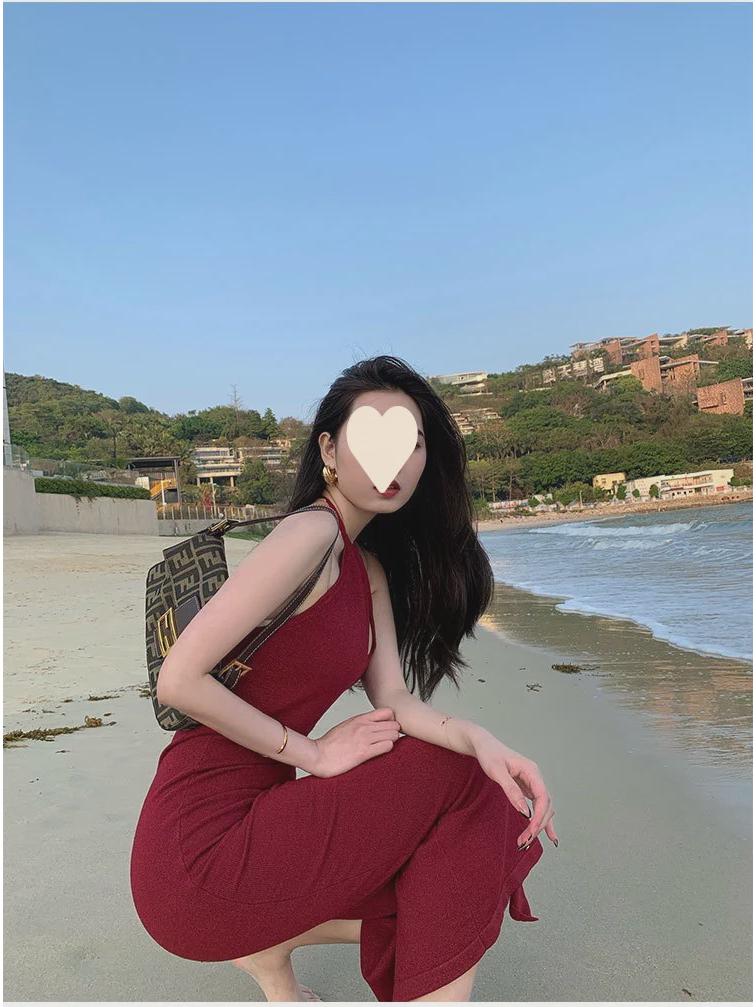 Черное платье-халтер с открытыми плечами - тонкая талия и длинная юбка