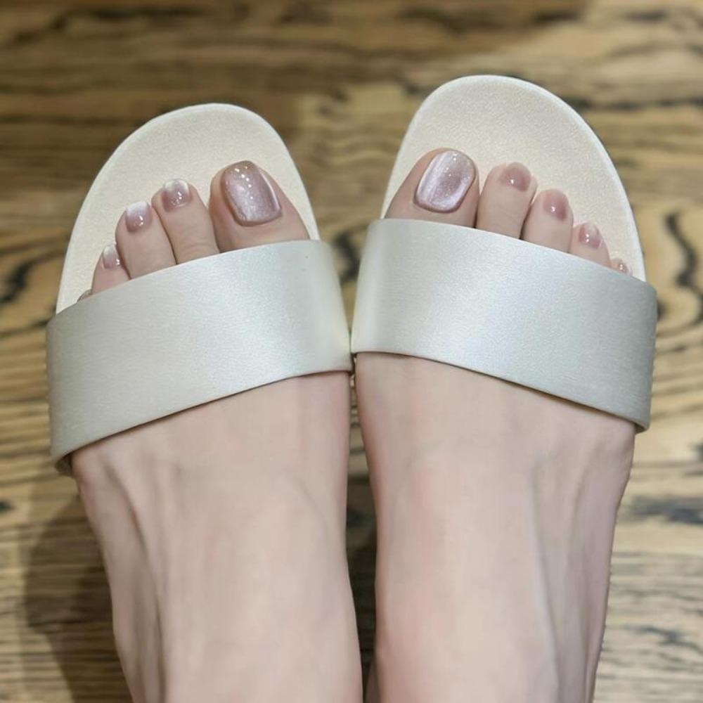 Модные шлепанцы на одно слово для женщин Лето 2025 Простые кожаные с открытым носком Женская обувь Пляжная обувь Французские нишевые сандалии Для улицы
