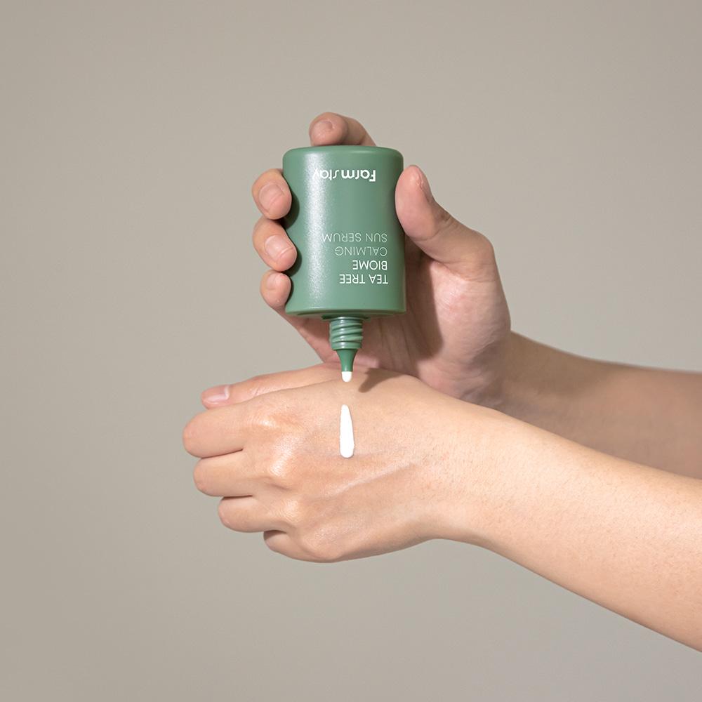 Успокаивающая солнцезащитная сыворотка Farm Stay Tea Tree Biome 50 мл (SPF45++)