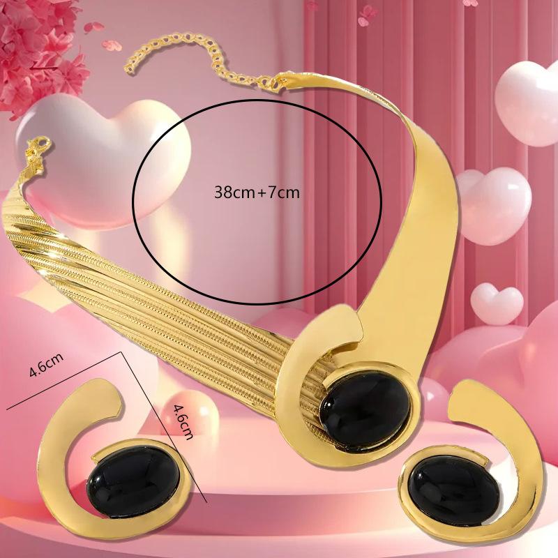 Модный комплект женских украшений