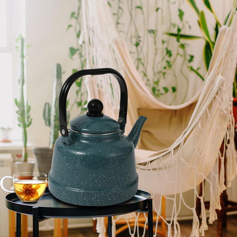 Ретро эмалированный чайник с деревянной ручкой