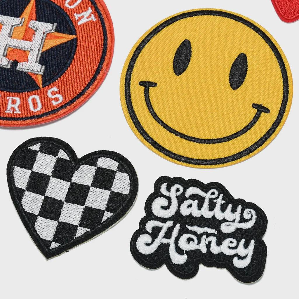 Лента-нашивка с вышитыми буквами для одежды