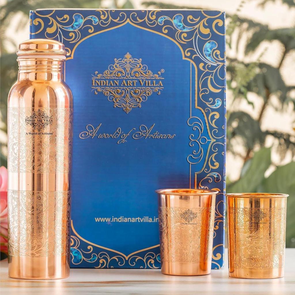 Новейший подарочный набор для питья из чистой меди с тисненым дизайном и 1 бутылкой (600 мл) и 2 стакана (300 мл) в подарочной коробке – подарок на Дивали и праздничные случаи
